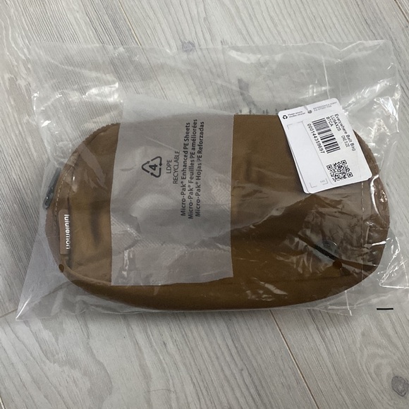 Lululemon Everywhere Belt Bag - Picture 4 of 4